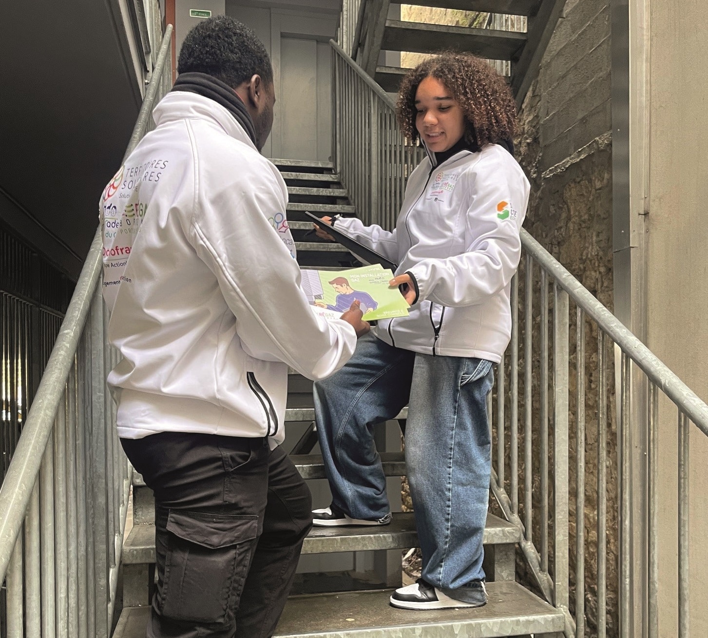 L'équipe de jeunes en service civique assure la mission d'Eco-Ambassadeurs du Gaz auprès de locataires.